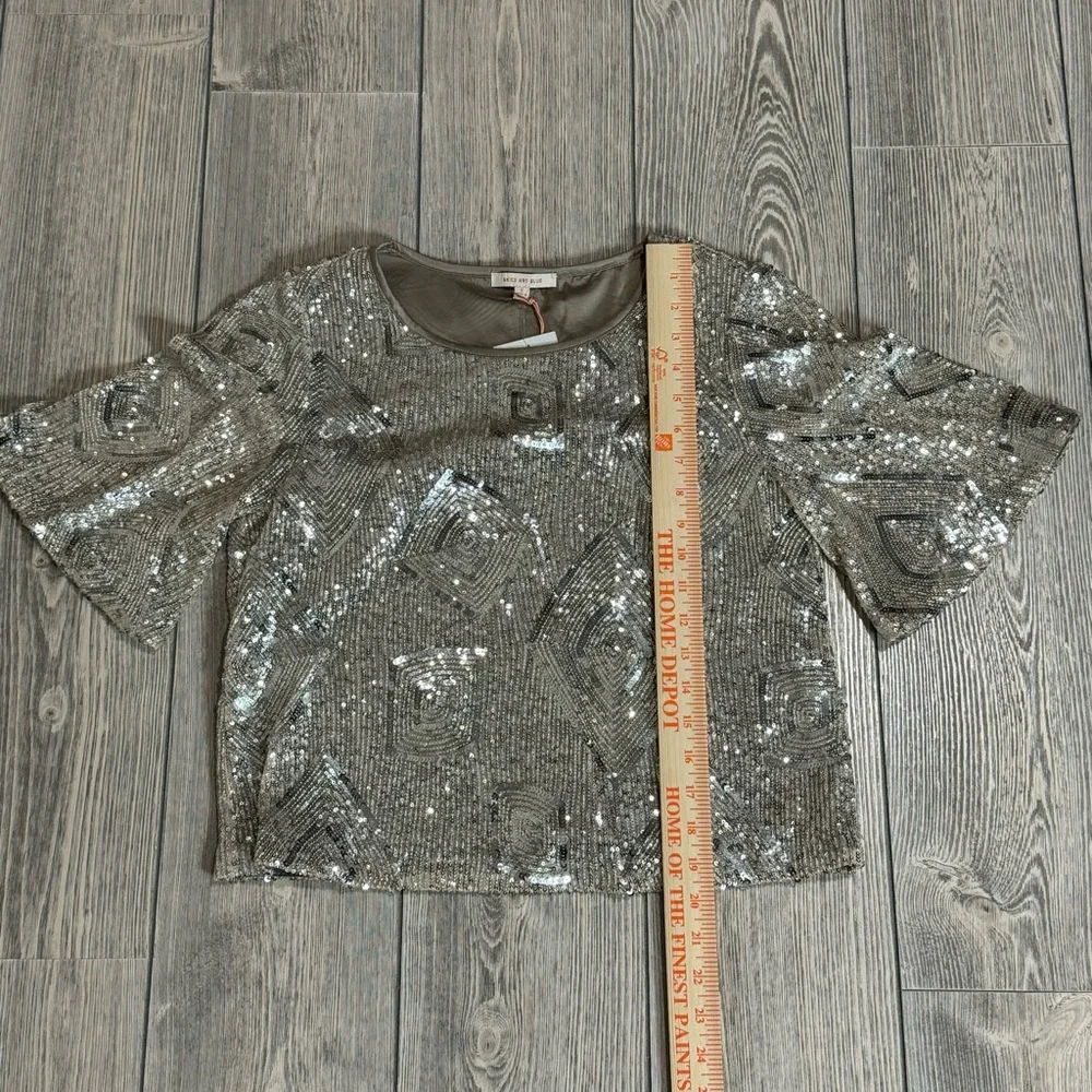 Champagne Sequin Diamond Top Skies are Blue Size Small Round Neckline Boxy Fit - Picture 10 of 11